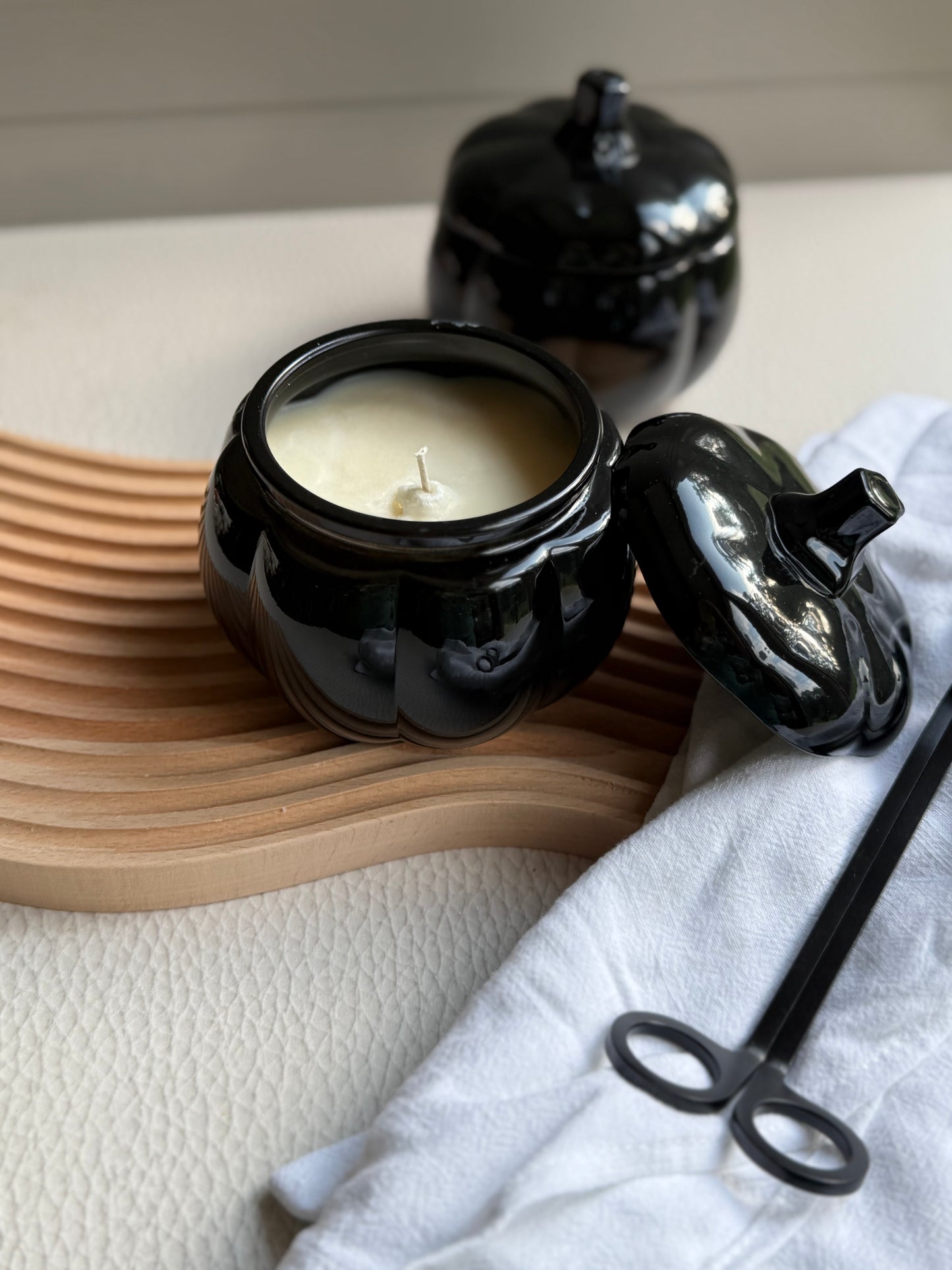 Pumpkin candle jar in black
