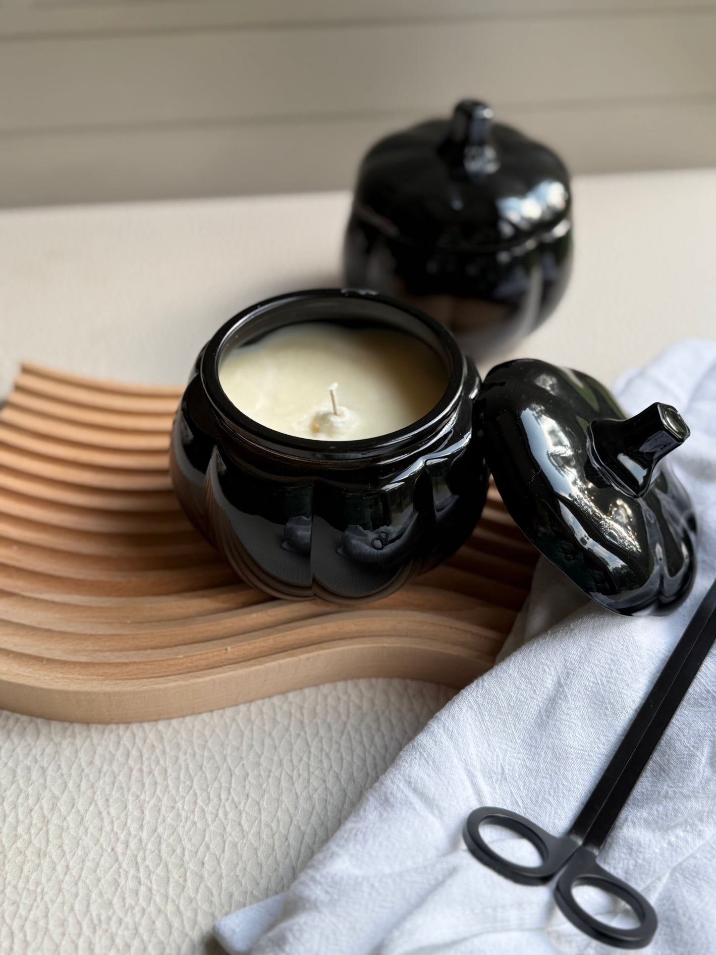 Pumpkin candle jar in black
