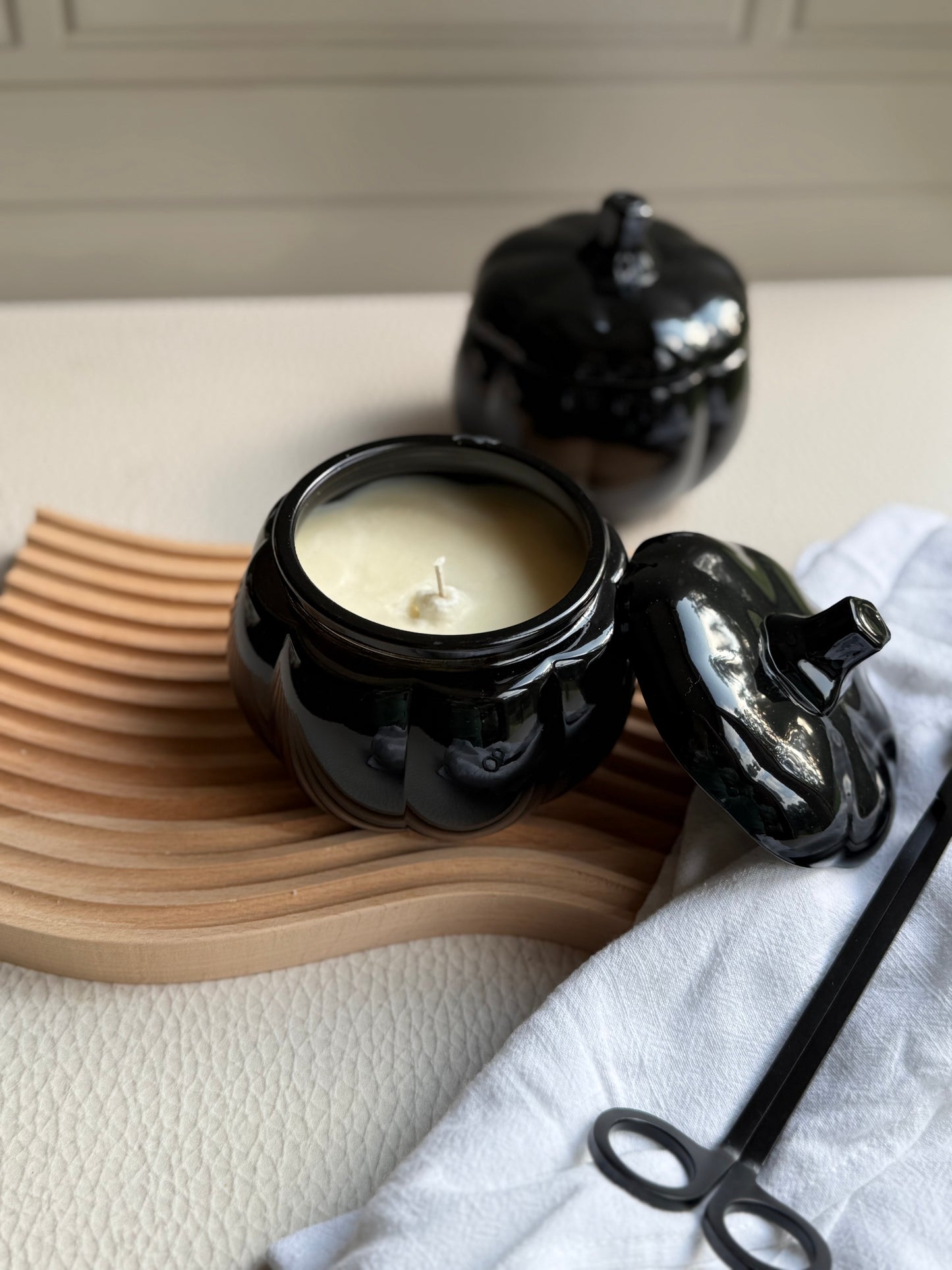 Pumpkin candle jar in black