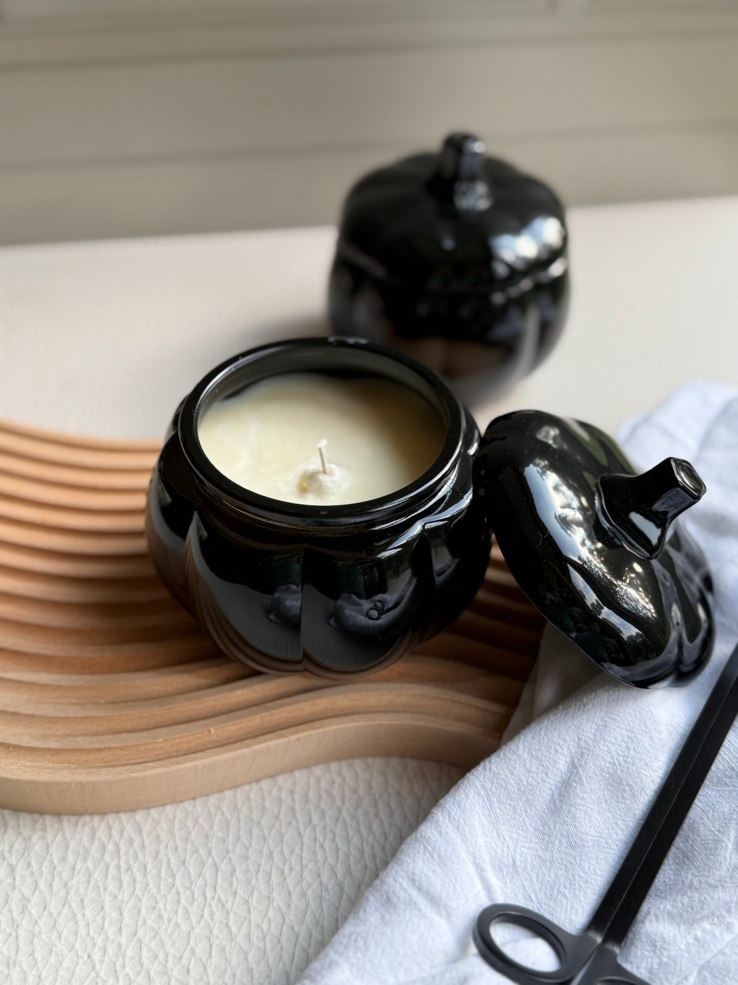 Pumpkin candle jar in black