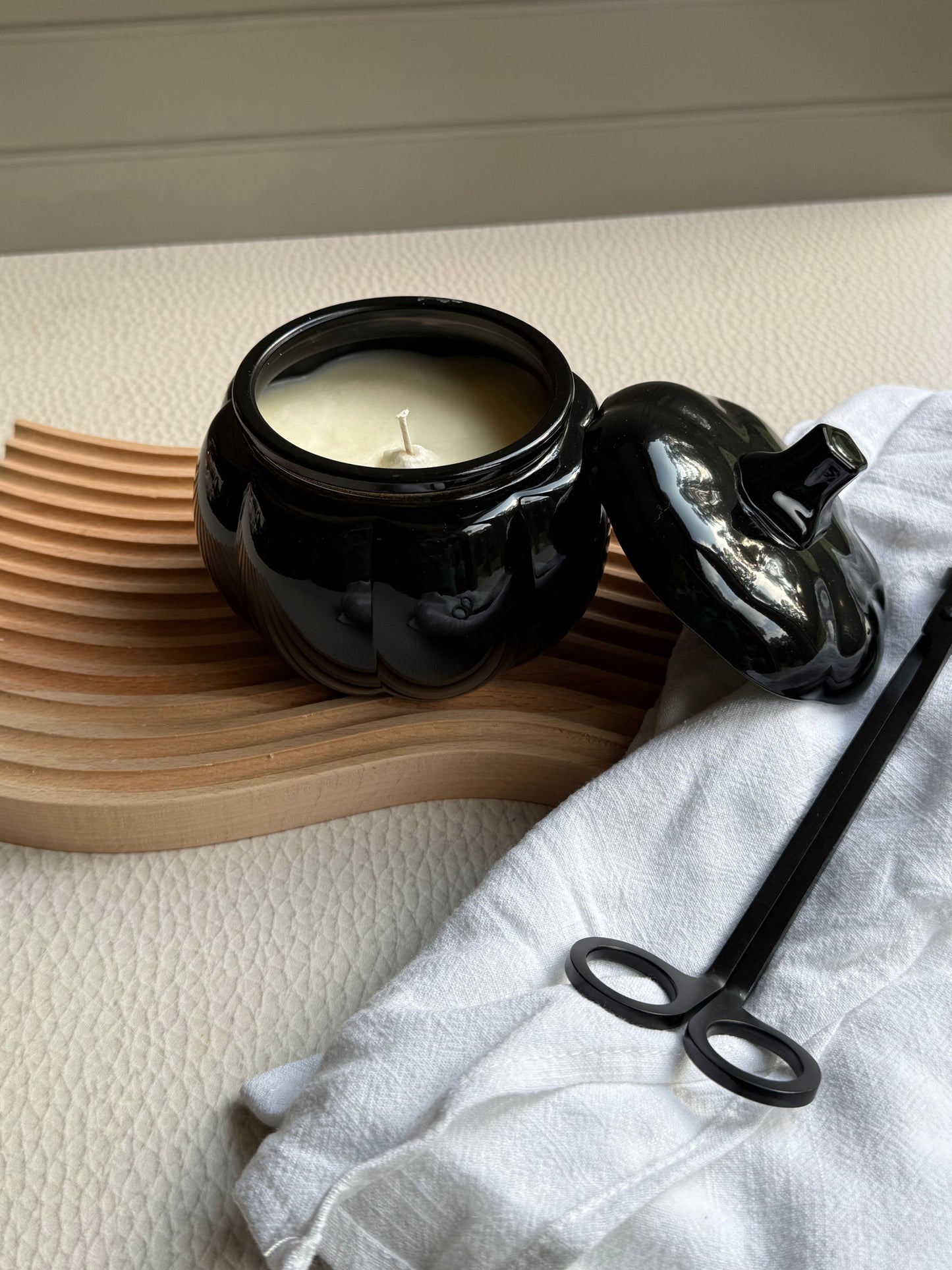 Pumpkin candle jar in black