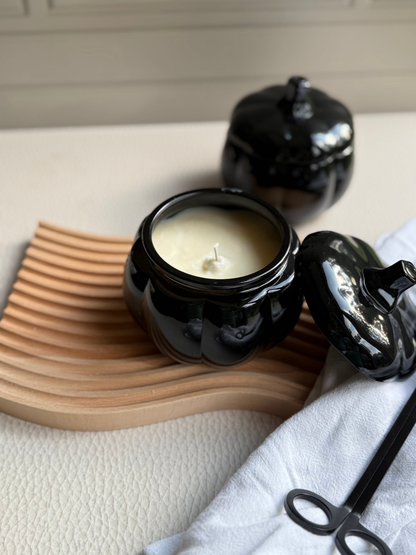 Pumpkin candle jar in black